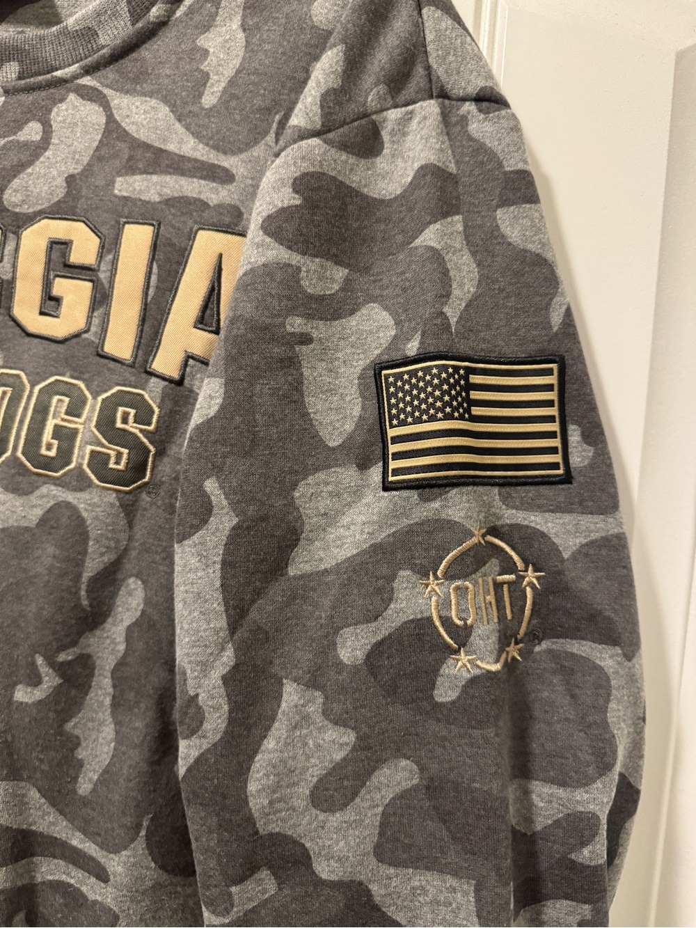 Georgia Bulldogs Camo Crewneck Sweatshirt with military design - Picture 5 of 10